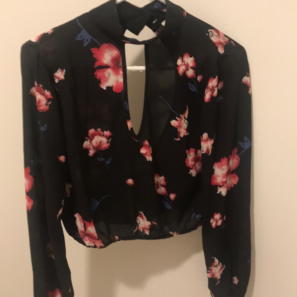 Floral black cropped shirt